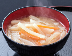 大根と人参の味噌汁