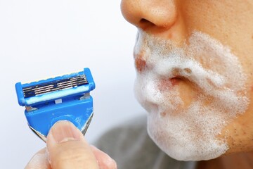 20代日本人男性のひげとカミソリ