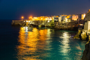 イタリア　ポリニャーノ・ア・マーレの海岸と断崖の上の夜景