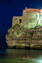 イタリア　ポリニャーノ・ア・マーレの夜のカラ・ポルト海岸と断崖