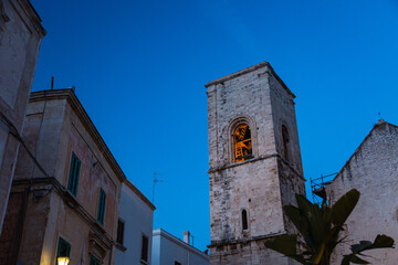 Fototapeta na wymiar イタリア　夕暮れ時のポリニャーノ・ア・マーレの広場のサンタ・マリア・アッスンタ大聖堂