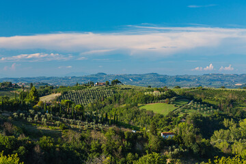 Fototapeta na wymiar イタリア　サン・ジミニャーノ郊外の丘陵風景