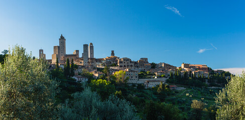 Fototapeta na wymiar イタリア　丘の上の塔が立ち並ぶサン・ジミニャーノの風景