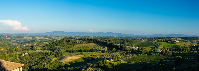 Fototapeta na wymiar イタリア　サン・ジミニャーノから見える郊外の丘陵風景