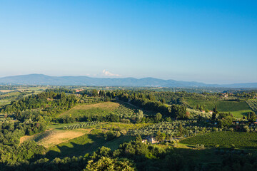 Fototapeta na wymiar イタリア　サン・ジミニャーノから見える郊外の風景