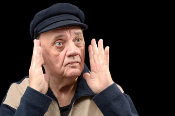 portrait vieil homme gesticulant avec ses mains sur fond noir