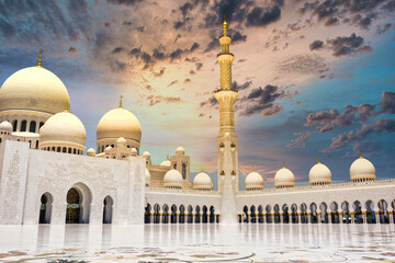 Fototapeta na wymiar Sheik Zayed Grand Mosque In Abu Dhabi