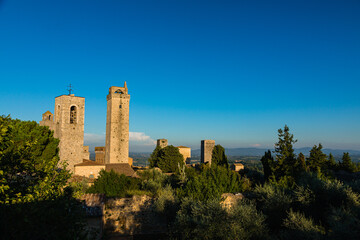 Fototapeta na wymiar イタリア　サン・ジミニャーノのロッカ公園から見えるドゥオーモの鐘楼とトッレ・グロッサ