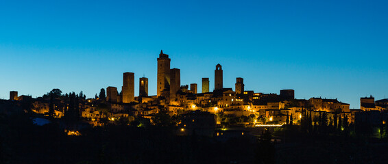 イタリア　丘の上の塔が立ち並ぶサン・ジミニャーノの夜景