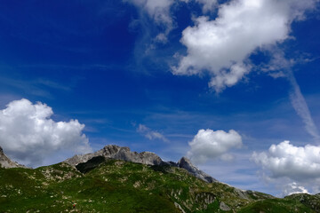 Fototapeta na wymiar white clouds on a blue sky in the mountains