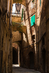 Fototapeta na wymiar イタリア　シエナの旧市街の路地裏