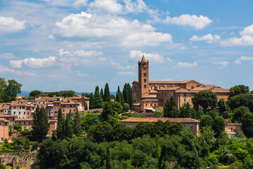 Fototapeta na wymiar イタリア　シエナの丘から見えるサンタ・マリア・デイ・セルヴィ教会