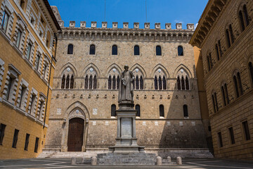 Fototapeta na wymiar イタリア　シエナのサリンベーニ宮殿とタントゥッチ宮殿