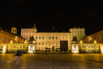 Fototapeta na wymiar イタリア　夜になってライトアップされたトリノのカステッロ広場のトリノ王宮