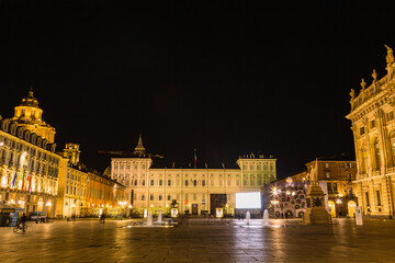 Fototapeta na wymiar イタリア　トリノのカステッロ広場に建つ夜になってライトアップされたトリノ王宮