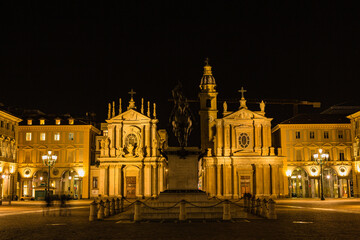 Fototapeta na wymiar イタリア　夜になってライトアップされたトリノのサンカルロ広場の銅像と双子の教会