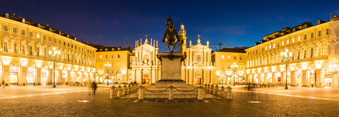 Fototapeta na wymiar イタリア　トリノのサンカルロ広場の銅像と双子の教会