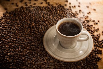 Café negro y granos de café