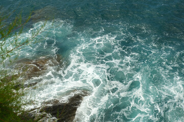 Fototapeta premium Le onde del Mar Ligure s'infrangono sugli scogli a Nervi, Genova, Liguria, Italia.