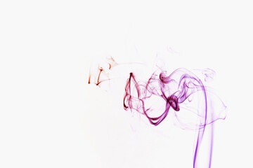 Fumée colorée abstraite sur un fond blanc avec de l'espace vide