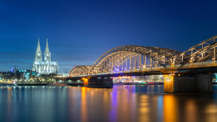 Fototapeta premium Cologne à l'heure bleue