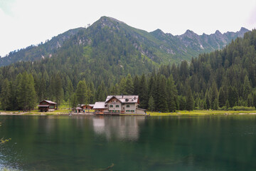 Fototapeta na wymiar Bellissima vista panoramica dal sentiero del rifugio e del lago Nambino nel parco Adamello - Brenta in Trentino, viaggi e paesaggi in Italia