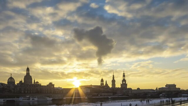 Sonnenuntergang &uuml;ber der Altstadt von Dresden im Winter als Zeitraffer
