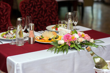 Fresh flower decoration on the table in a restaurant