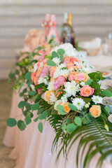 Obraz na płótnie Canvas Flower arrangement on a wedding table in a restaurant