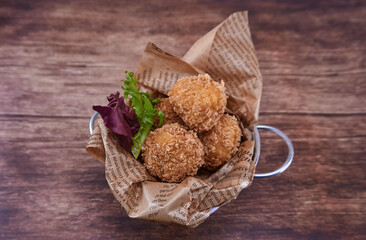 RACI&Oacute;N DE CROQUETAS CASERAS DE JAM&Oacute;N EN CUBITO BLANCO SOBRE FONDO DE MADERA