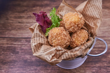 RACI&Oacute;N DE CROQUETAS CASERAS DE JAM&Oacute;N EN CUBITO BLANCO SOBRE FONDO DE MADERA