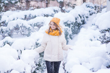 Fototapeta na wymiar Portrait of a happy smiling girl on a snowy winter day