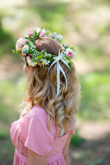 Naklejka premium Fresh flowers wreath on the bride's head