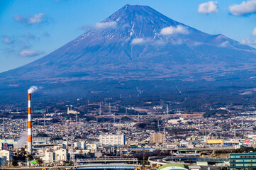 Obraz premium 静岡県富士市田子の浦からの工場と富士山