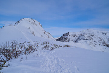 群馬県利根郡の冬の武尊山に向かう途中の1950m付近から北側の剣ヶ峰山と武尊山を見る