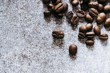 Grains de café sur un coté d'un fond en béton texturé