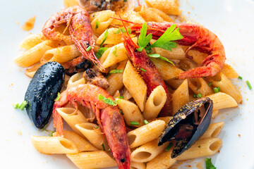 Piatto di deliziose penne allo scoglio e bottarga, Cucina Italiana 