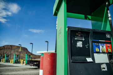 Fototapeta na wymiar 古い街のガソリンスタンド