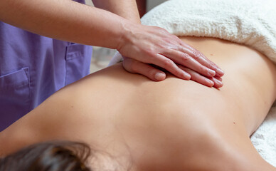Mujer en spa disfrutando de un relajante masaje de espalda en el centro de fisioterapia. Cuidado...