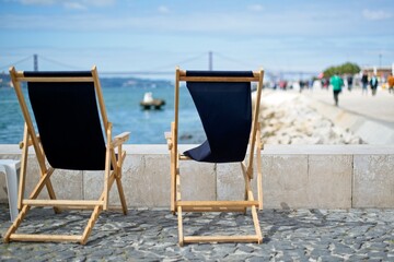 2 cadeiras de pano numa esplanada de Lisboa