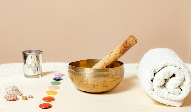 Centro de mesa para Spa meditacion reiki y terapias alternativas con Chakras cuenco tibetano vela toalla y conchas