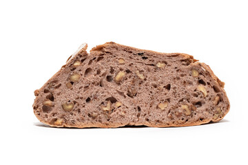 Selbst gebackenes Walnussbrot, isoliert auf weißem Hintergrund