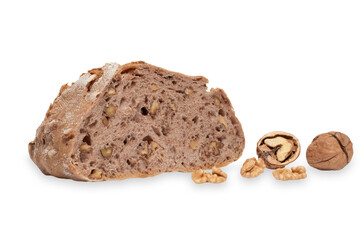 Selbst gebackenes Walnussbrot, isoliert auf weißem Hintergrund