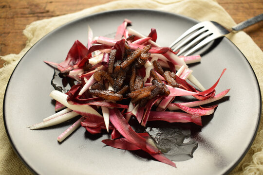 Radicchio rosso con pancetta fritta ft0202_0418 Red chicory with fried lard Punainen juurisikuri paistettua sardia