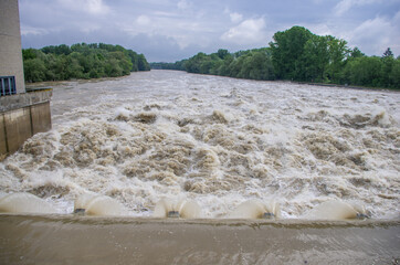 Fluss mit Hochwasser: Staustufe bei einem Elektrizitätswerk