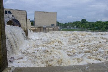 Hochwasser an Staustufe bei einem Elektrizitätswerk