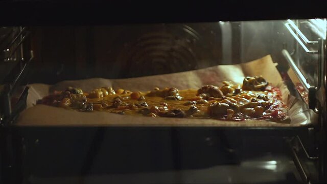 eine Pizza wird im Ofen aufgebacken in diesem Zeitraffer