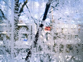 une fenêtre givrée en hiver