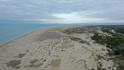 vol au dessus de la pointe de l'Espiguette dans le Gard, Camargue, Occitanie, France