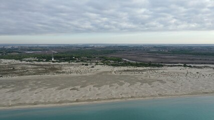 vol au dessus de la pointe de l'Espiguette dans le Gard, Camargue, Occitanie, France